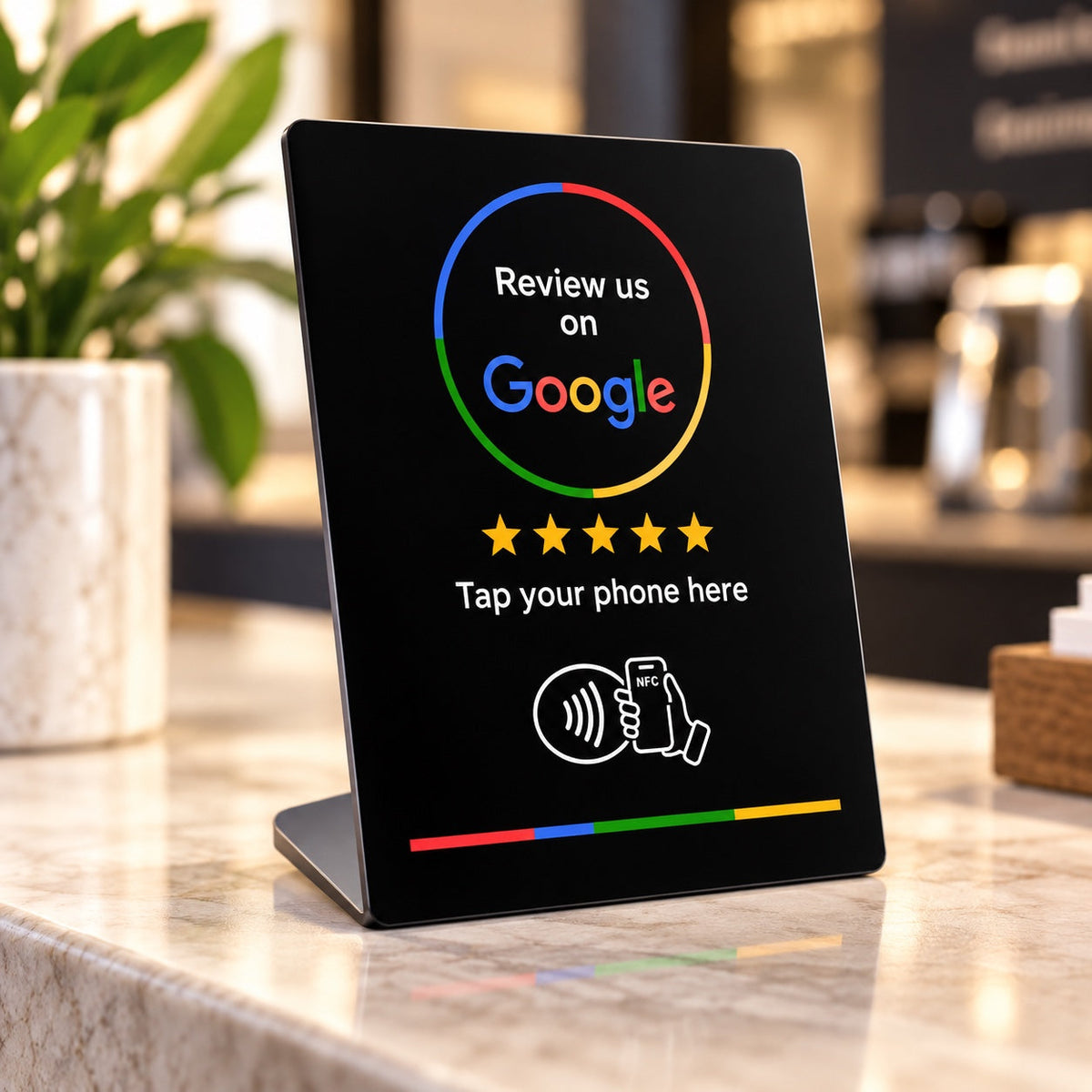Expositor NFC para reseñas de Google colocado sobre un mostrador