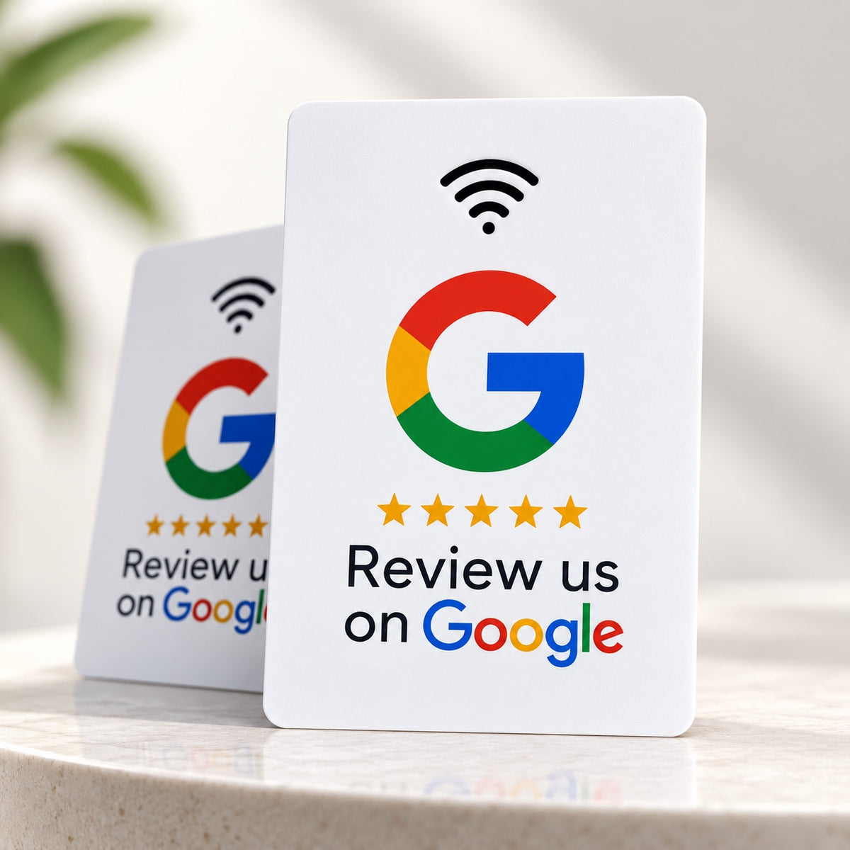 Revify Tap White: tarjeta NFC blanca para reseñas de Google sobre un mostrador